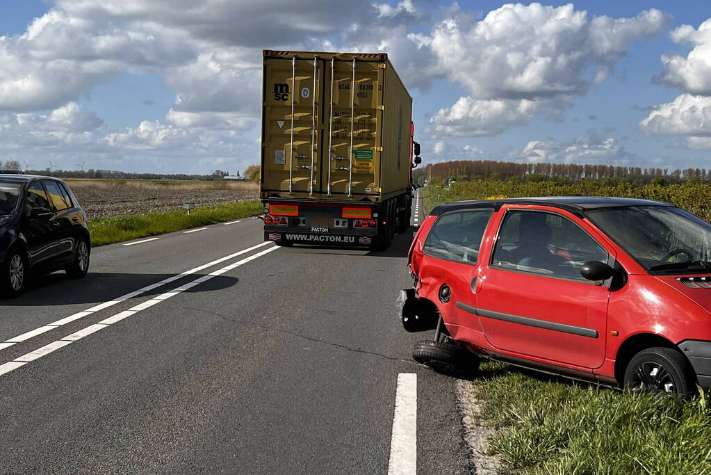 Auto belandt in sloot na ongeval