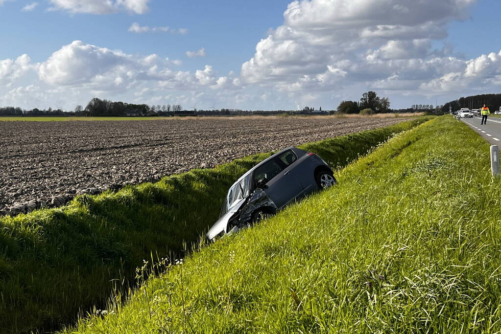 Auto belandt in sloot na ongeval