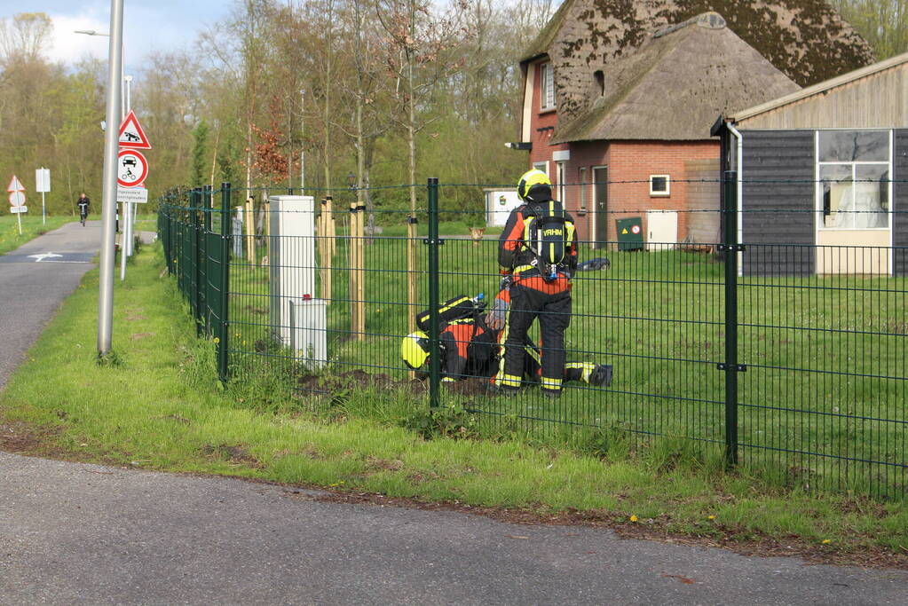 Brandweer onderzoekt hinderlijke lucht bij tuin