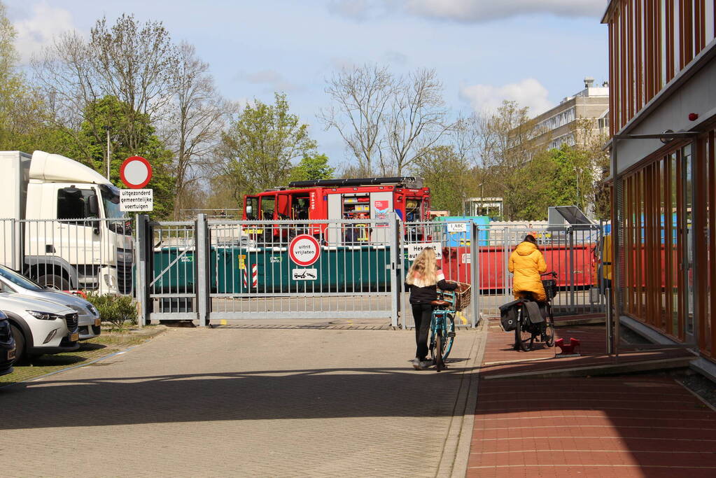 Opslag met accupakketten vliegt in brand