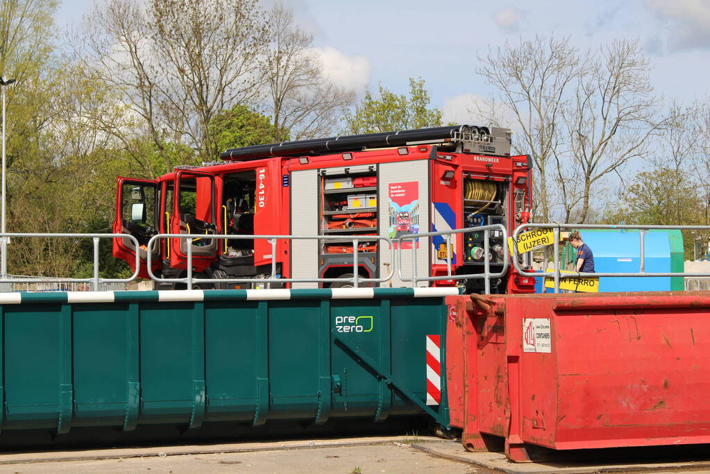 Opslag met accupakketten vliegt in brand