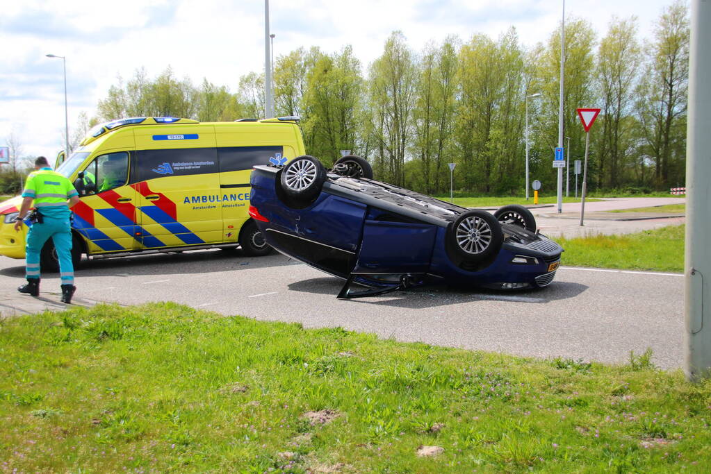 Personenwagen belandt op dak bij verkeersongeval