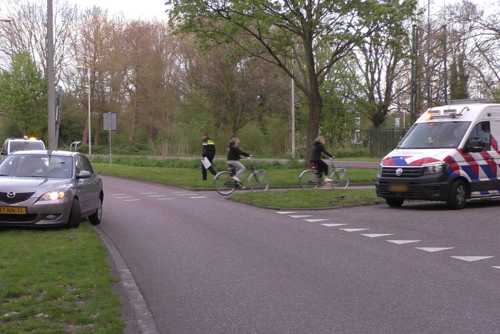 Fietser geschept door personenauto