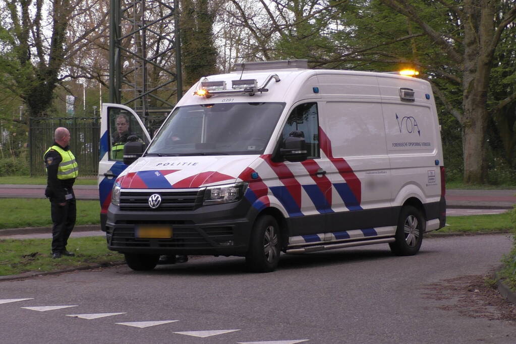 Fietser geschept door personenauto