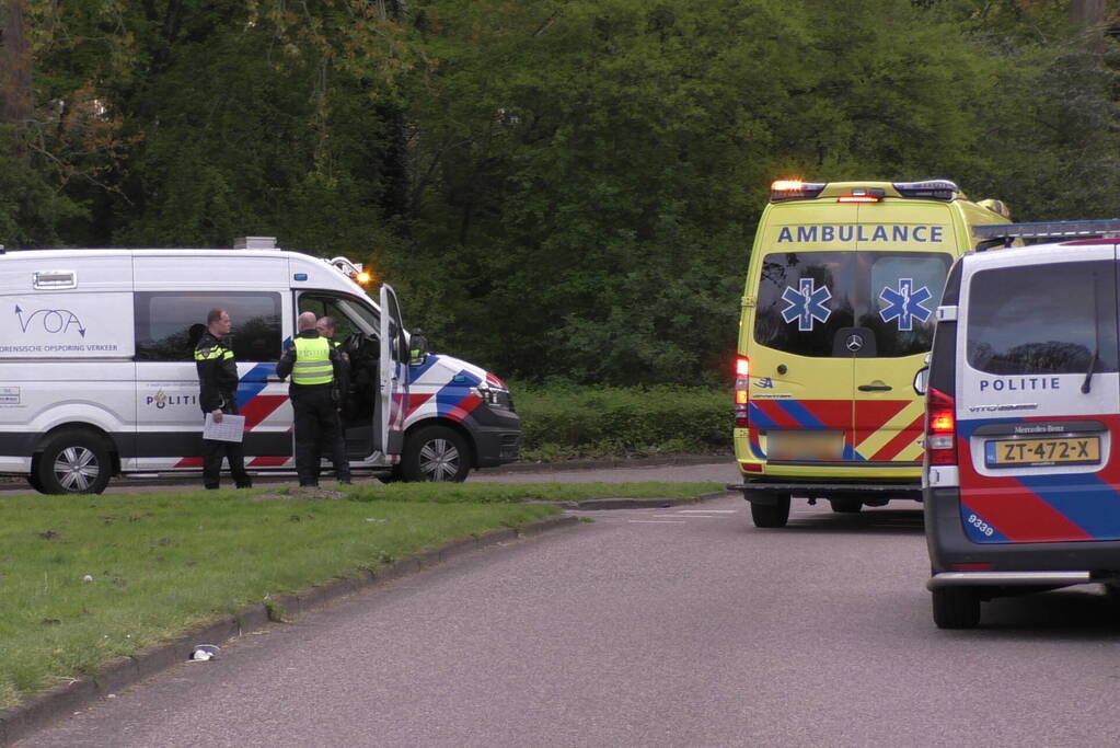 Fietser geschept door personenauto