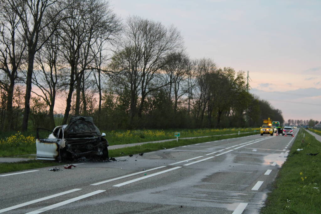 Auto uitgebrand na harde botsing