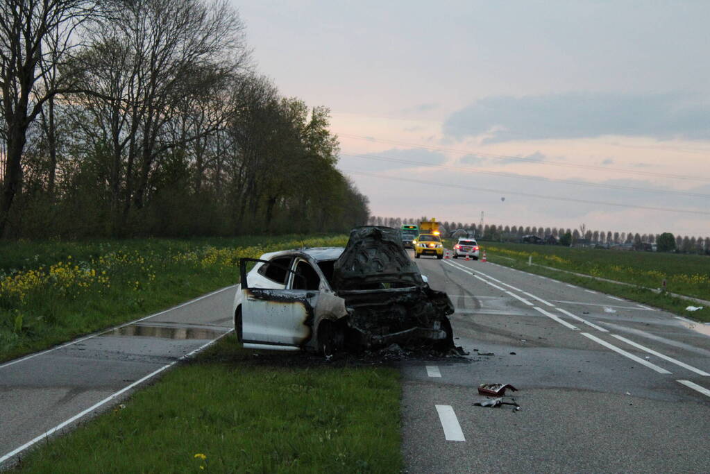 Auto uitgebrand na harde botsing