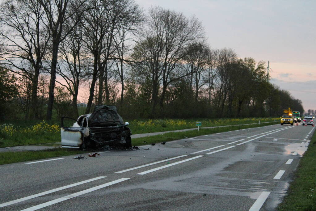 Auto uitgebrand na harde botsing