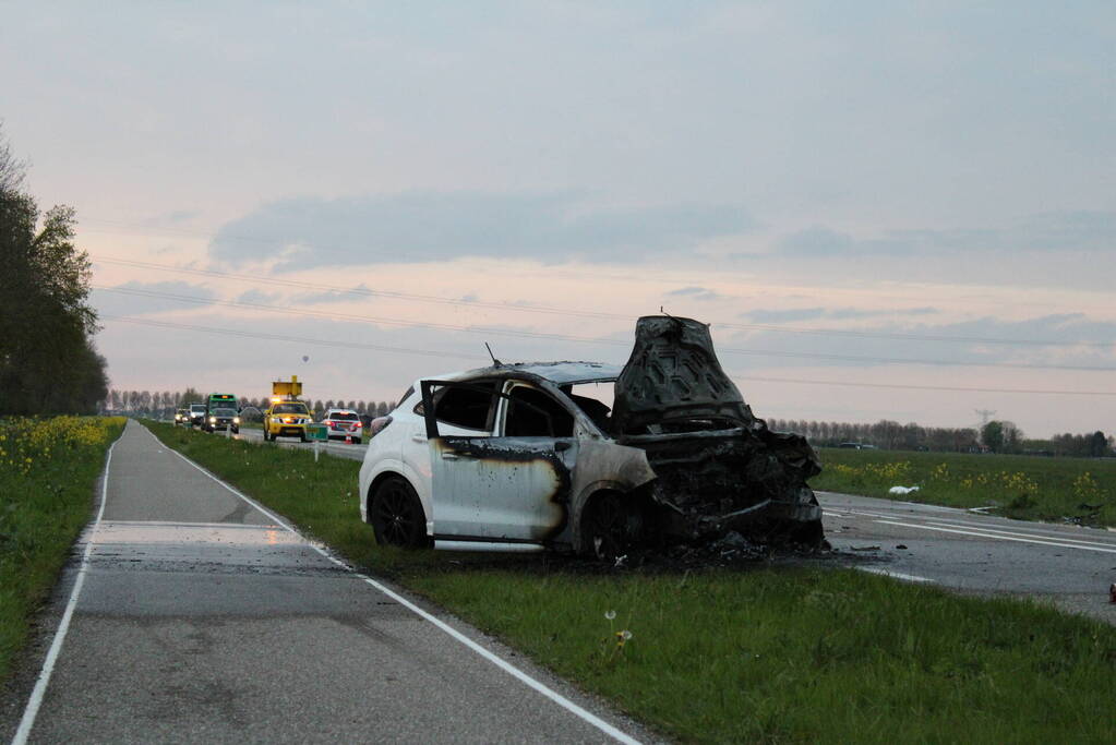 Auto uitgebrand na harde botsing