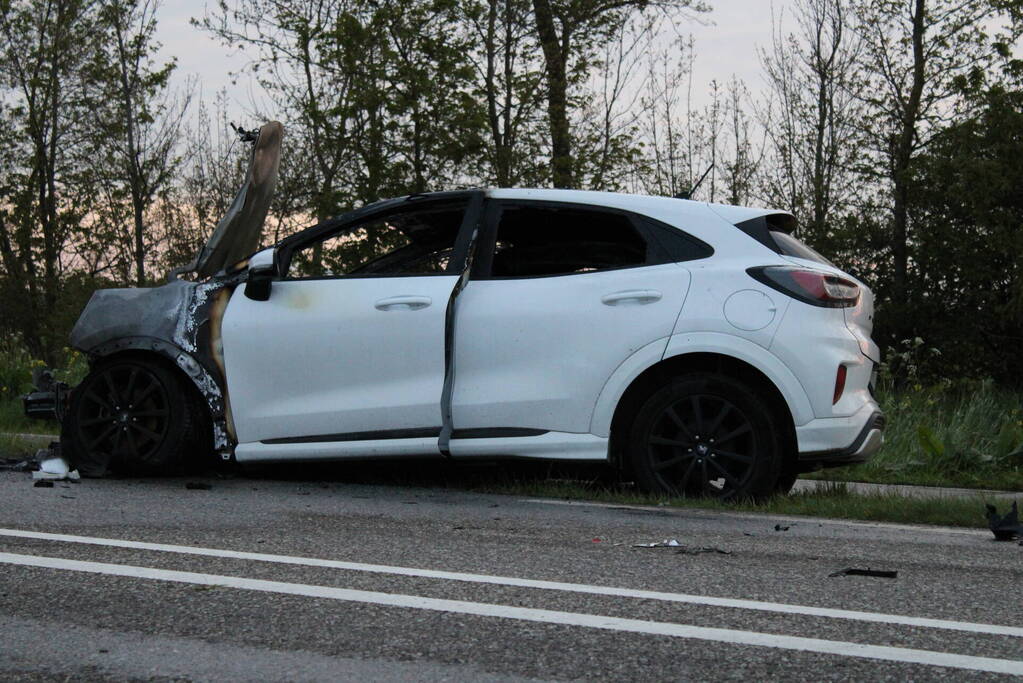 Auto uitgebrand na harde botsing