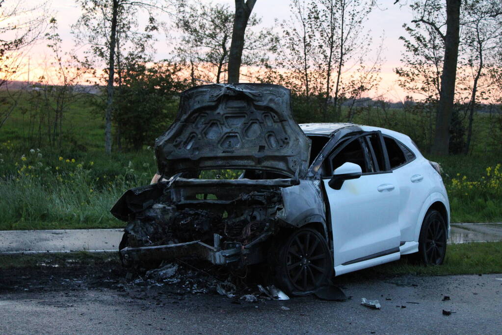 Auto uitgebrand na harde botsing