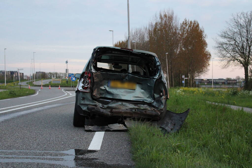 Auto uitgebrand na harde botsing