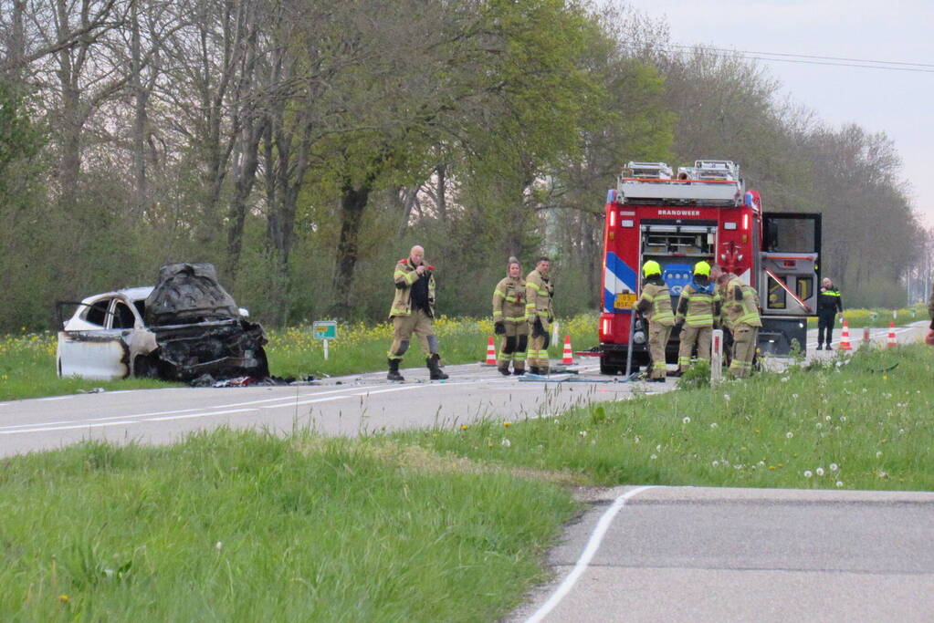 Auto uitgebrand na harde botsing