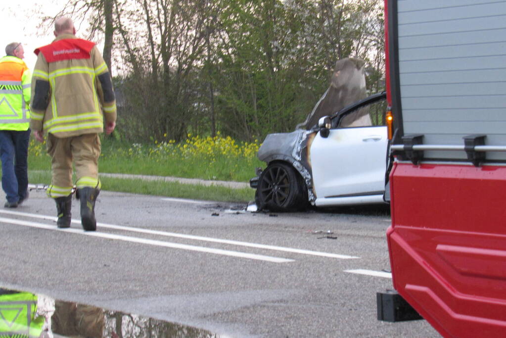 Auto uitgebrand na harde botsing