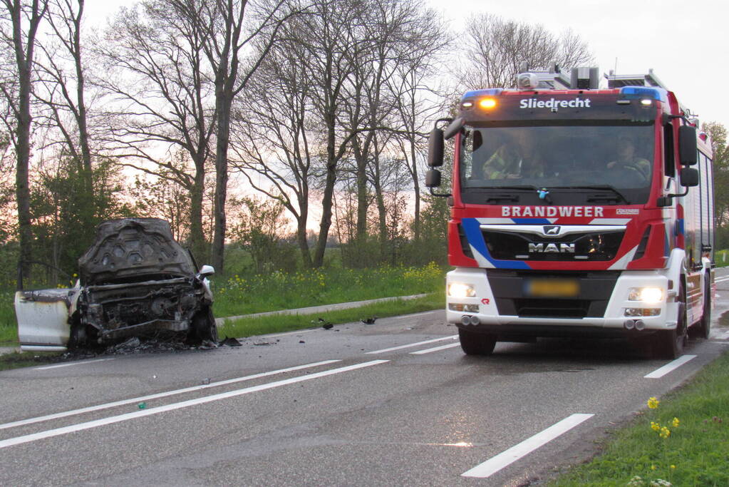 Auto uitgebrand na harde botsing