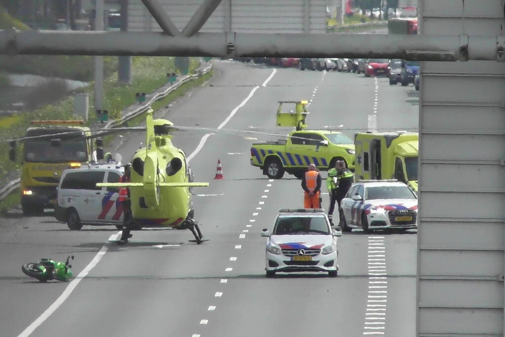 Traumahelikopter landt op snelweg