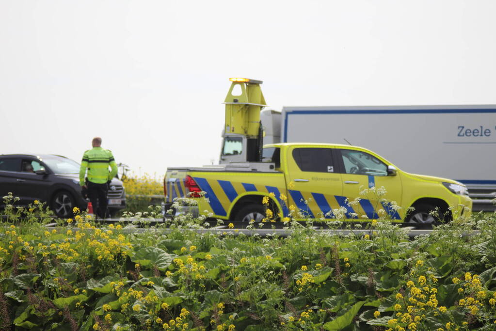 Traumahelikopter landt op snelweg