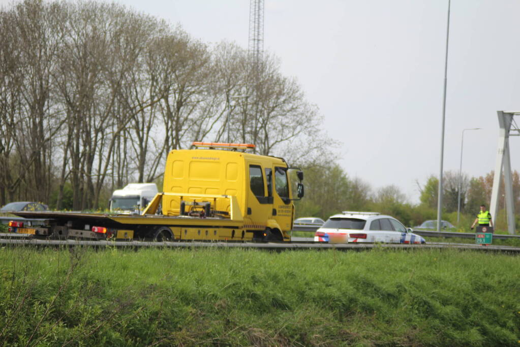 Traumahelikopter landt op snelweg