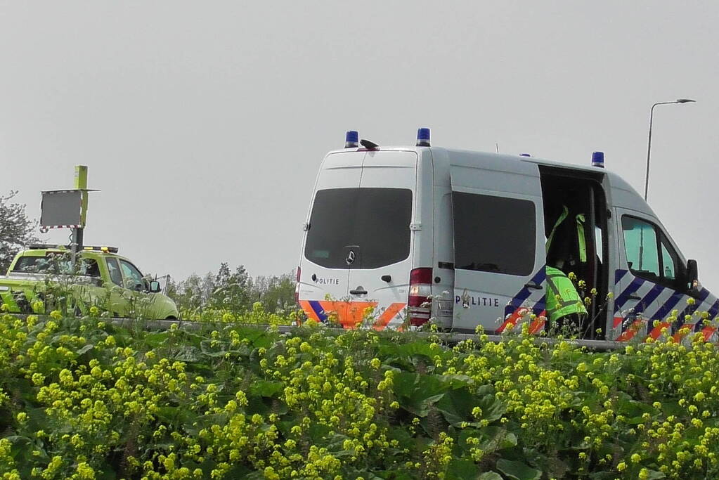 Traumahelikopter landt op snelweg