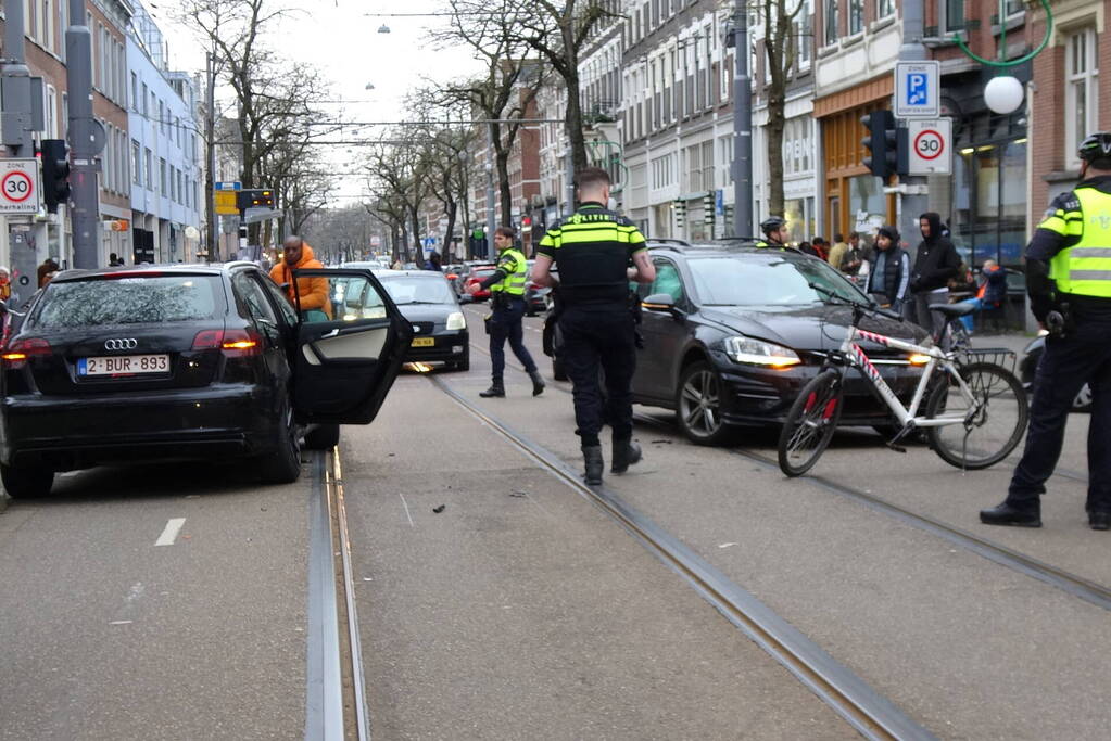 Personenauto's in botsing op kruising