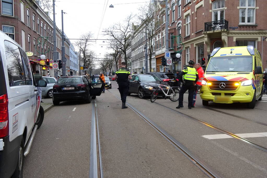 Personenauto's in botsing op kruising