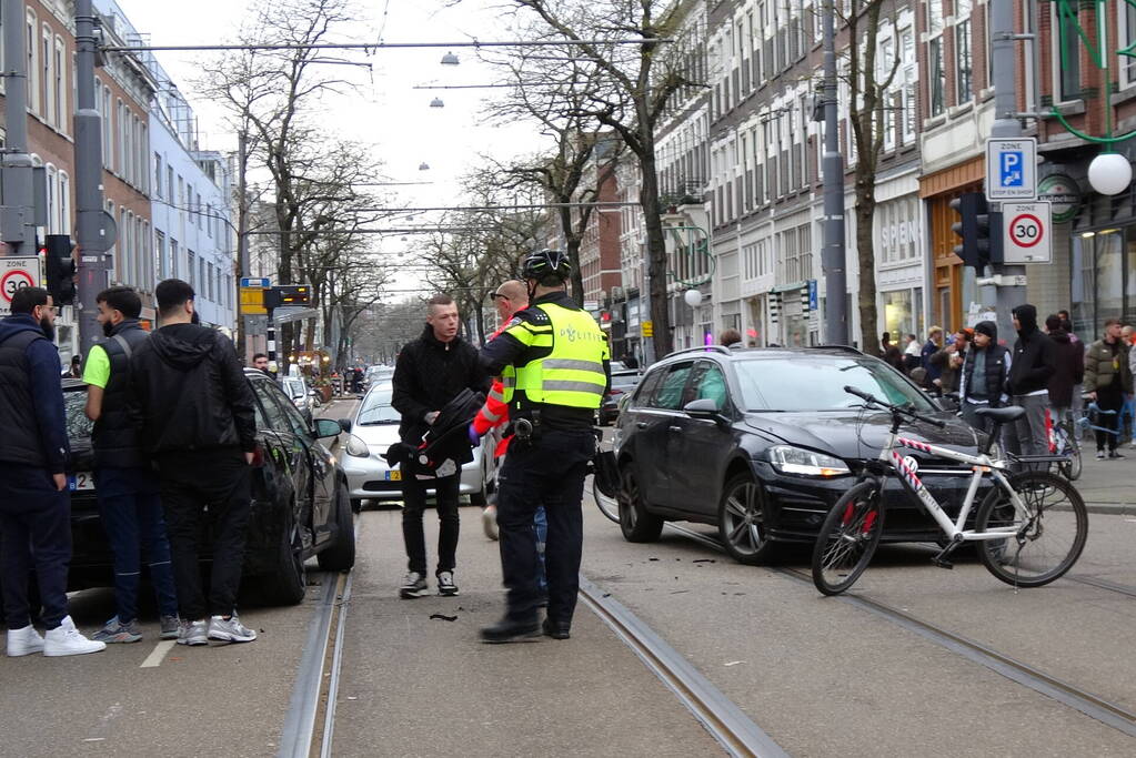 Personenauto's in botsing op kruising