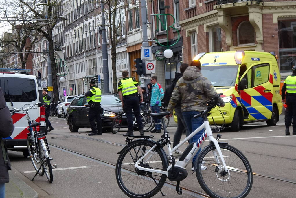 Personenauto's in botsing op kruising