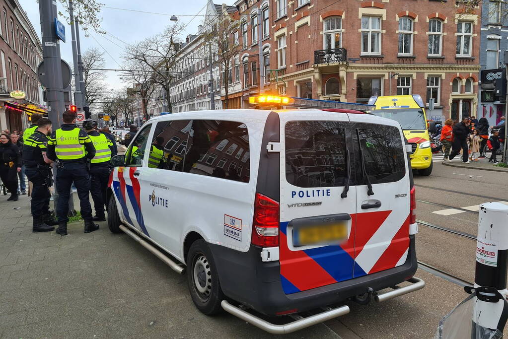 Personenauto's in botsing op kruising