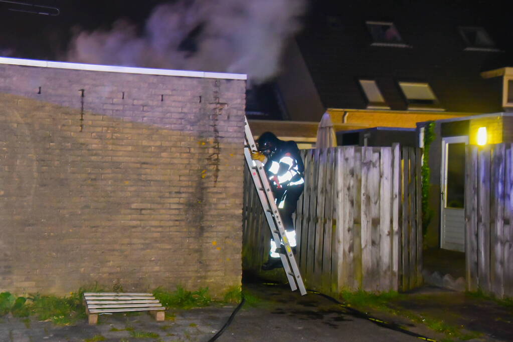 Flinke rook bij schuurbrand