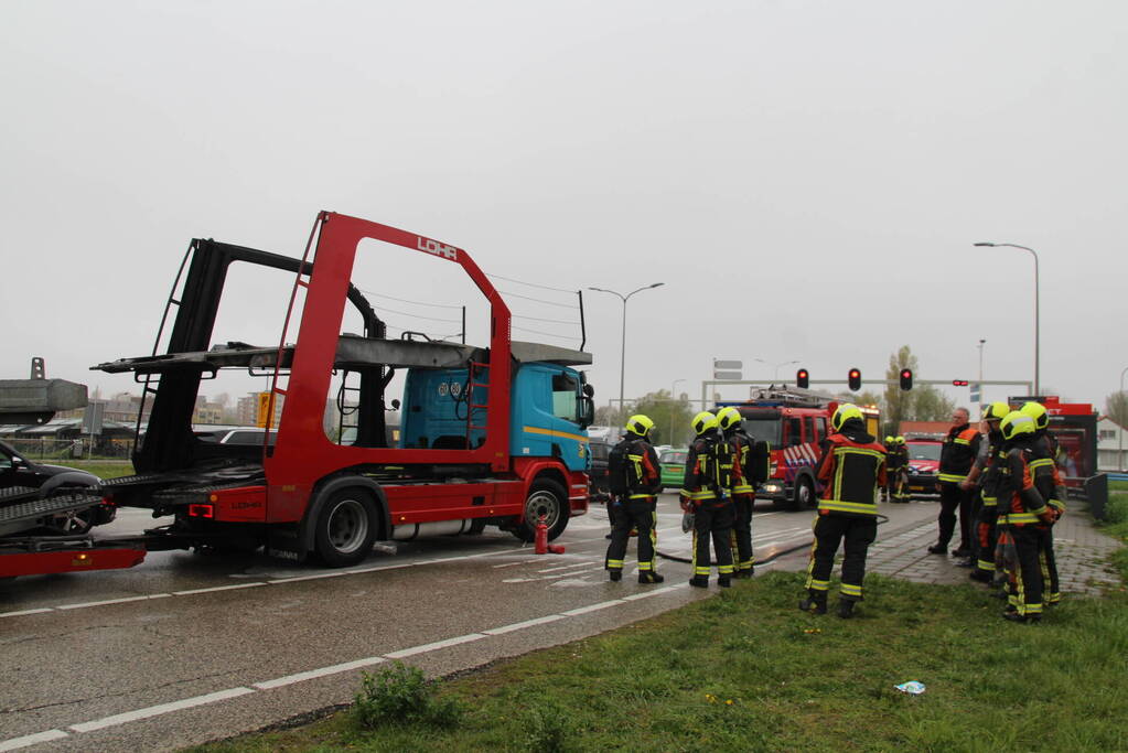 Brandweer koelt remmen van vrachtwagen