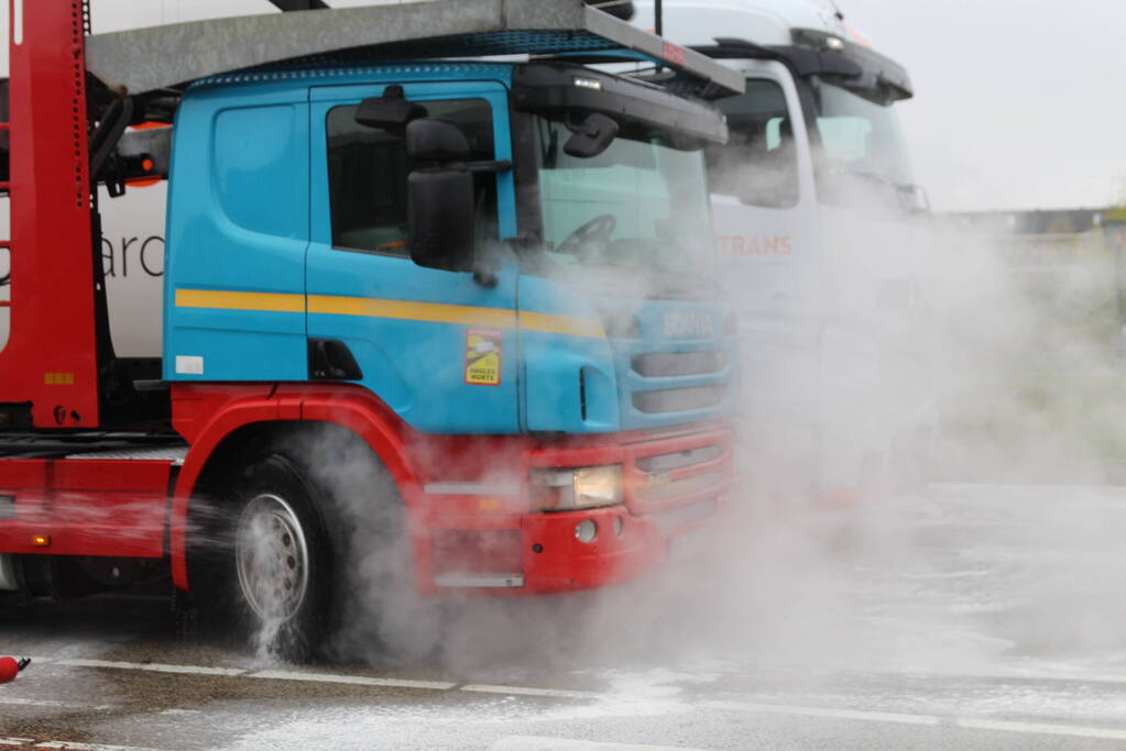 Brandweer koelt remmen van vrachtwagen