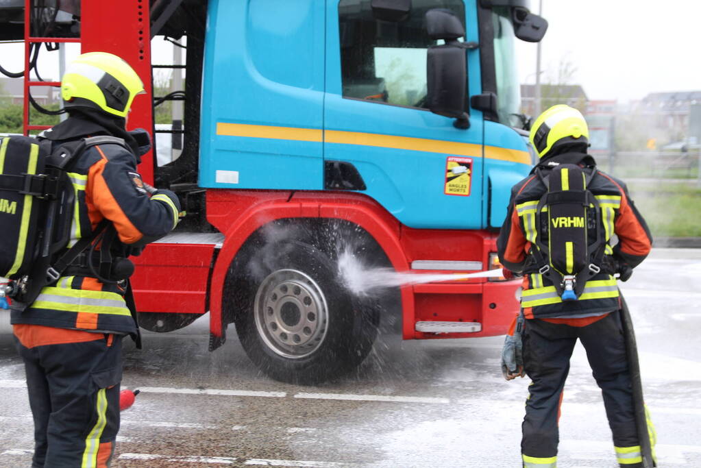 Brandweer koelt remmen van vrachtwagen