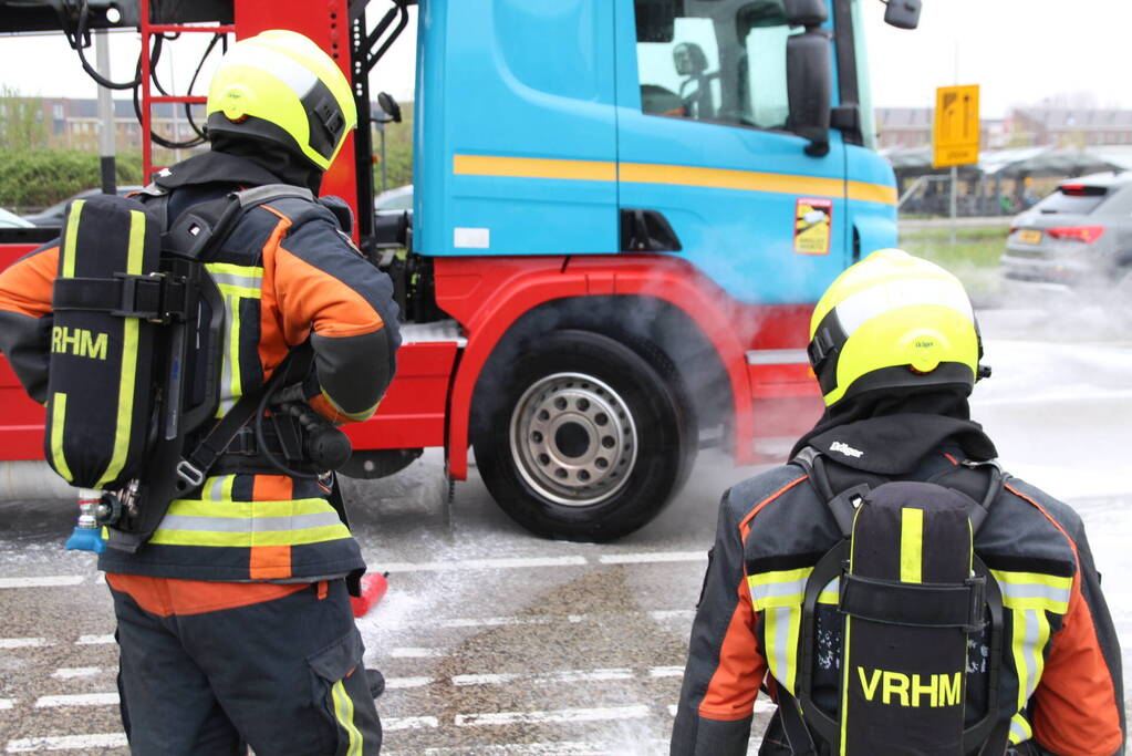 Brandweer koelt remmen van vrachtwagen