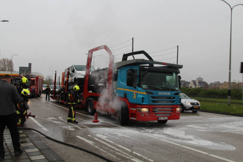 Brandweer koelt remmen van vrachtwagen