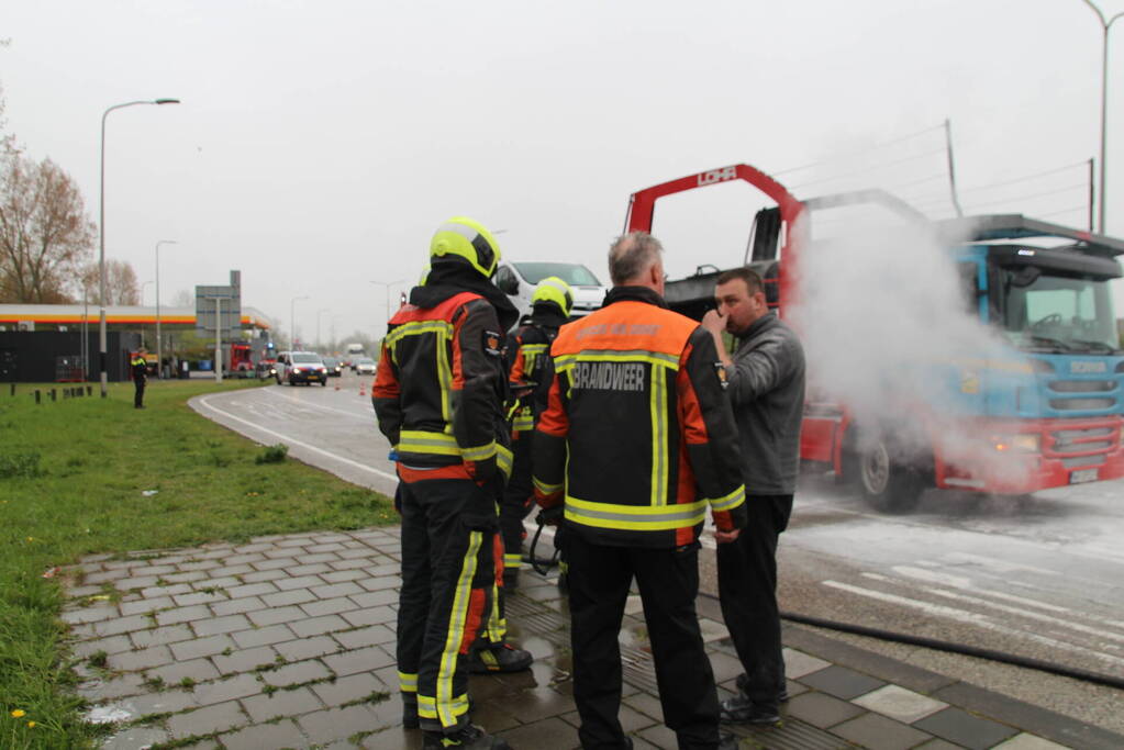 Brandweer koelt remmen van vrachtwagen