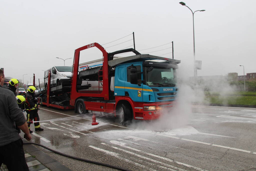 Brandweer koelt remmen van vrachtwagen