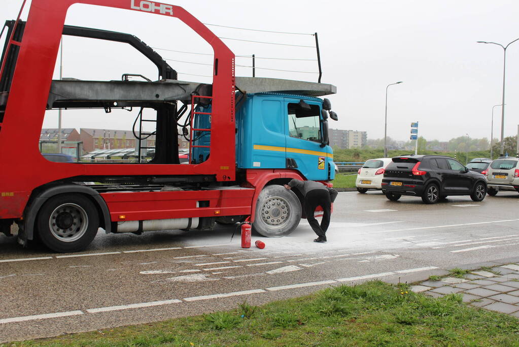 Brandweer koelt remmen van vrachtwagen