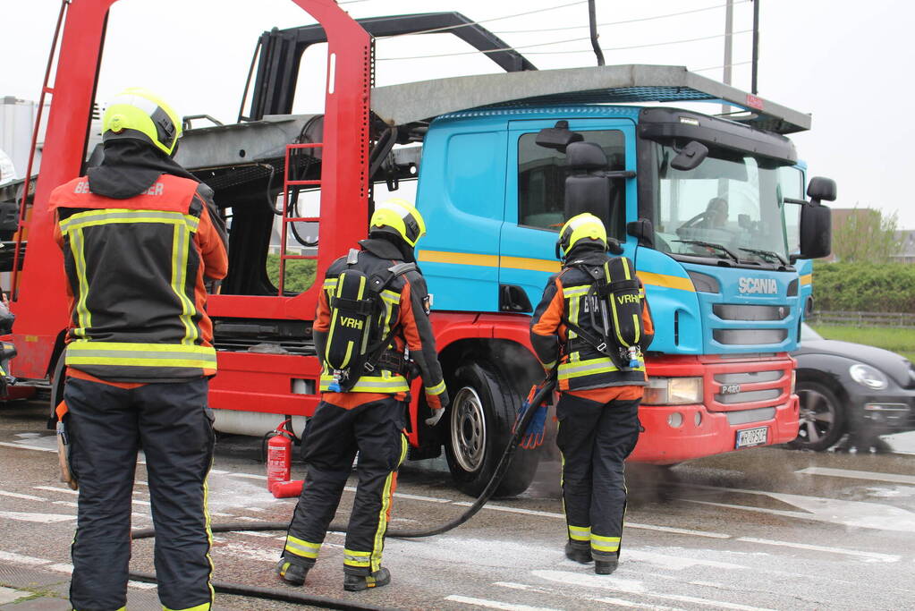 Brandweer koelt remmen van vrachtwagen