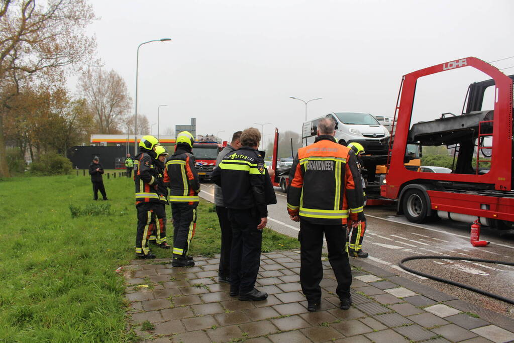 Brandweer koelt remmen van vrachtwagen