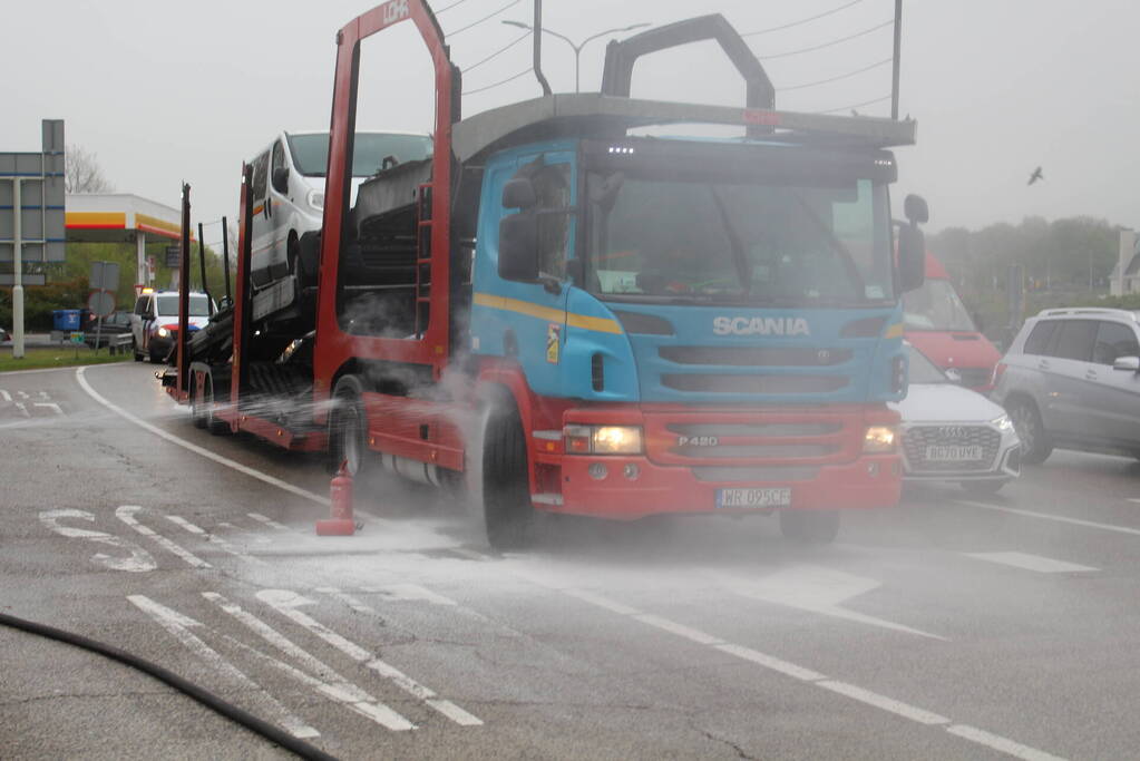 Brandweer koelt remmen van vrachtwagen