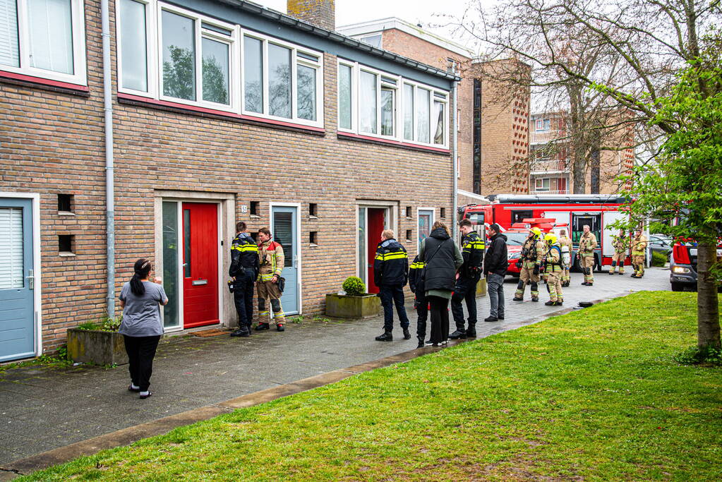 Buren ontdekken brand nadat rook door brievenbus van woning komt