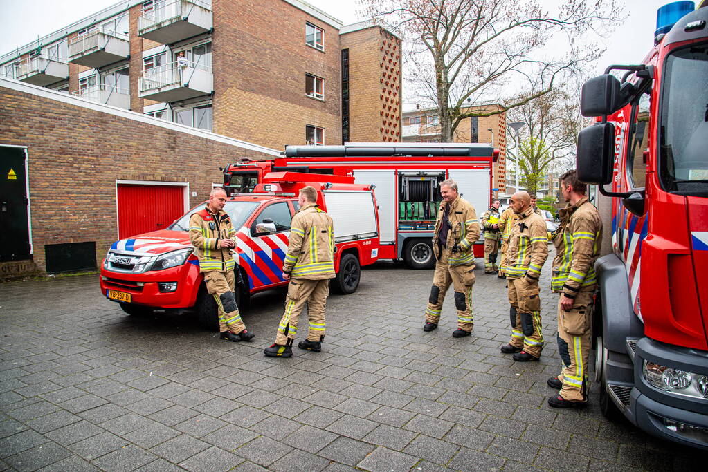 Buren ontdekken brand nadat rook door brievenbus van woning komt