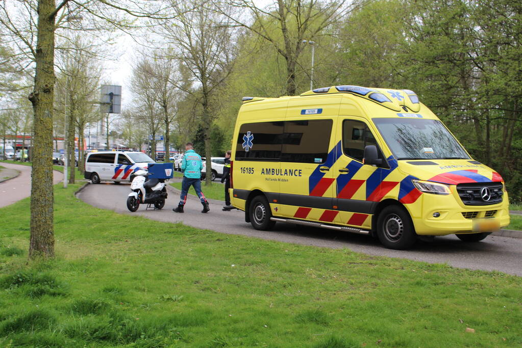 Maaltijdbezorger ten val met scooter, agenten bezorgen Chinees bij klant