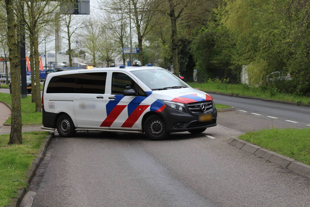 Maaltijdbezorger ten val met scooter, agenten bezorgen Chinees bij klant