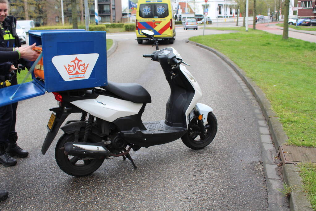 Maaltijdbezorger ten val met scooter, agenten bezorgen Chinees bij klant