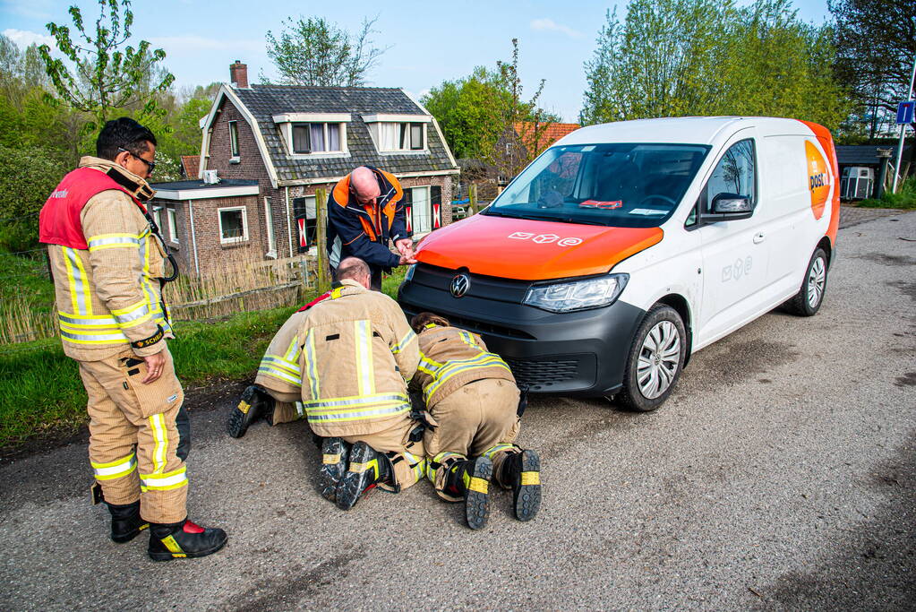 Brandweer redt duif uit voorkant van bestelbus