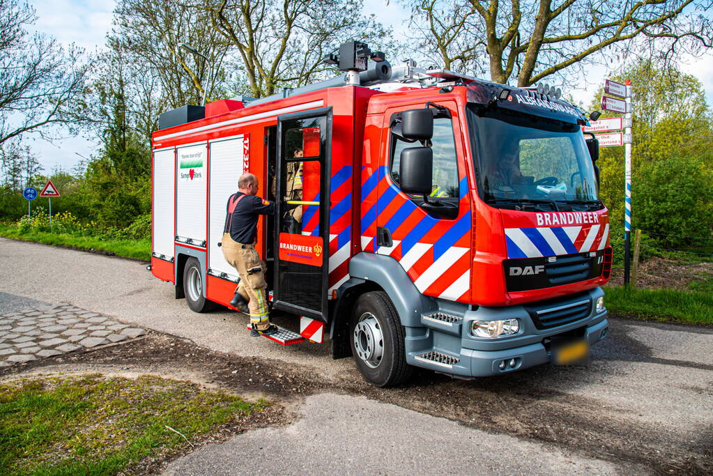 Brandweer redt duif uit voorkant van bestelbus