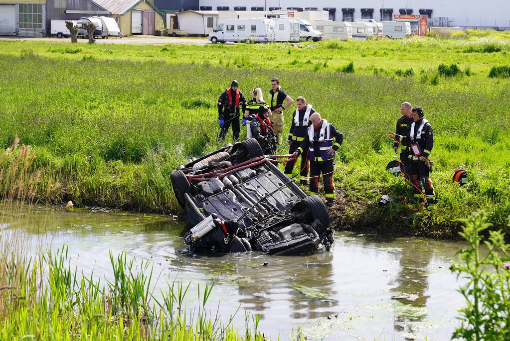 Auto belandt ondersteboven in de sloot