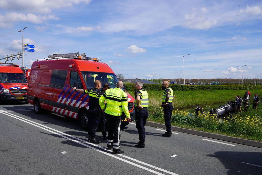 Auto belandt ondersteboven in de sloot