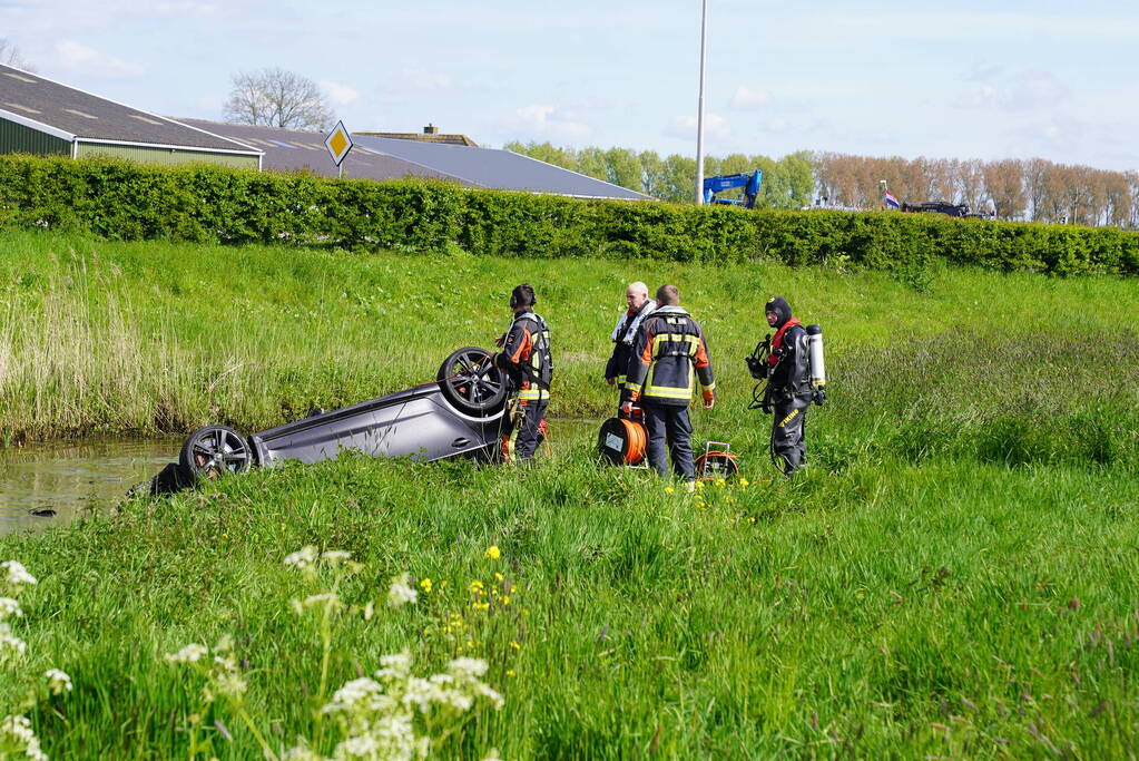 Auto belandt ondersteboven in de sloot